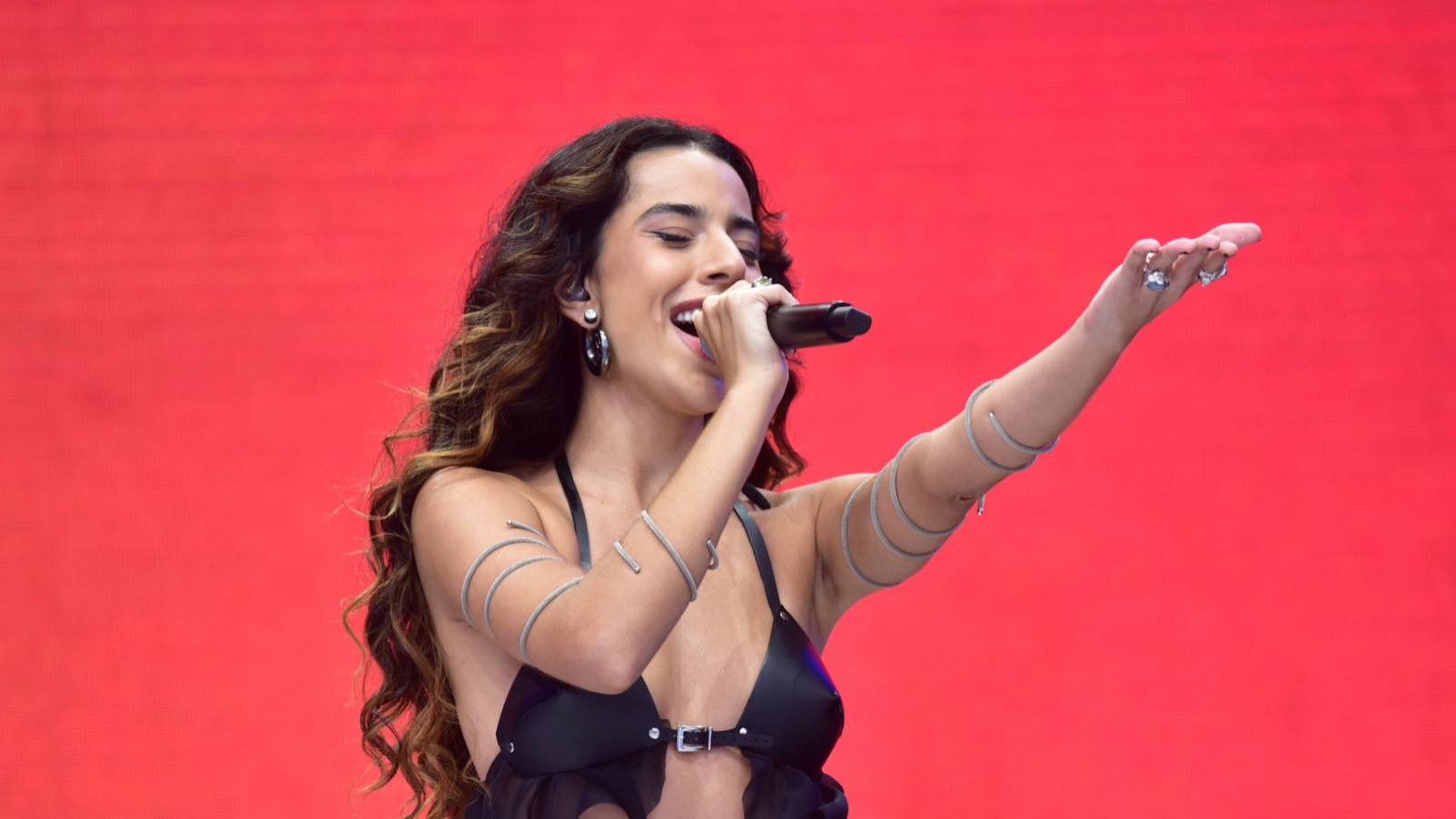 “Já terminei”, revela Marina Sena sobre seu terceiro álbum ao responder fã no X.