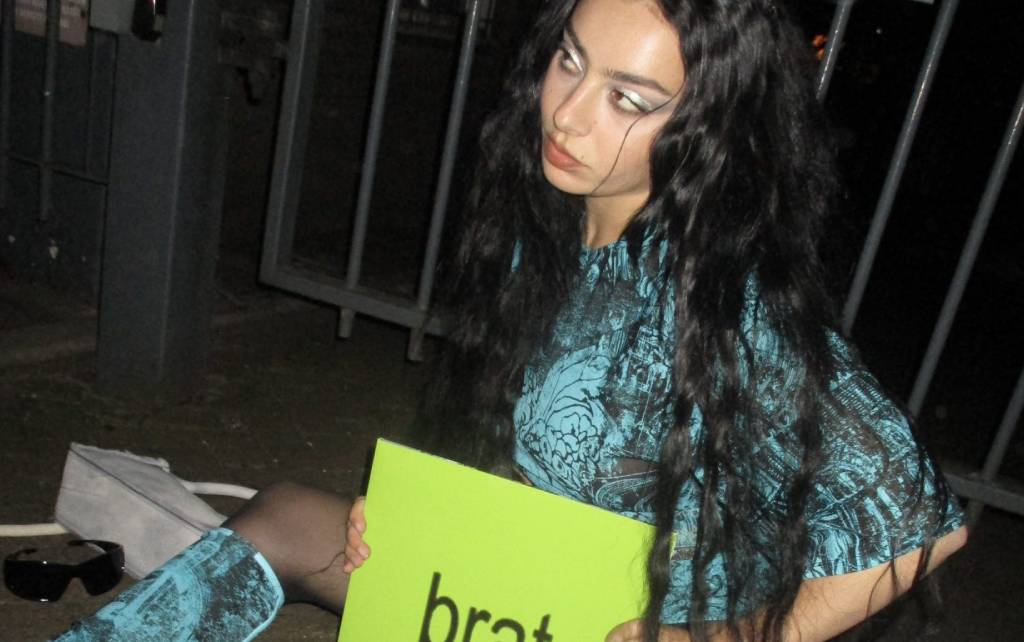 Em outubro, Charli XCX lançará um disco de remixes da faixa “BRAT”, conforme anunciado pela artista.