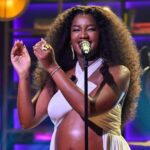 IZA terá uma banda com 24 músicos, além de médico e ambulância à disposição no Rock In Rio, já que estará grávida de 8 meses durante o evento.