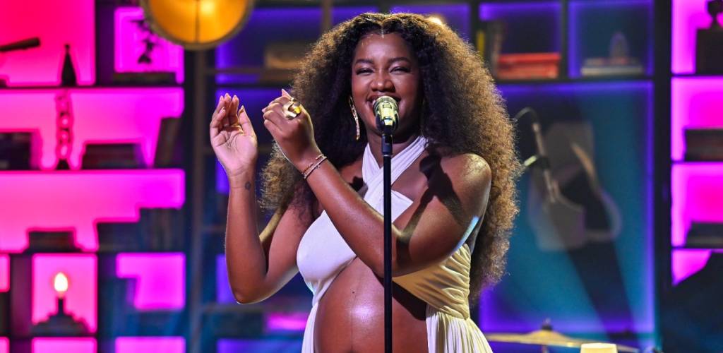 IZA terá uma banda com 24 músicos, além de médico e ambulância à disposição no Rock In Rio, já que estará grávida de 8 meses durante o evento.