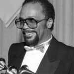 Aos 91 anos, falece Quincy Jones, lendário produtor de Michael Jackson e Frank Sinatra.