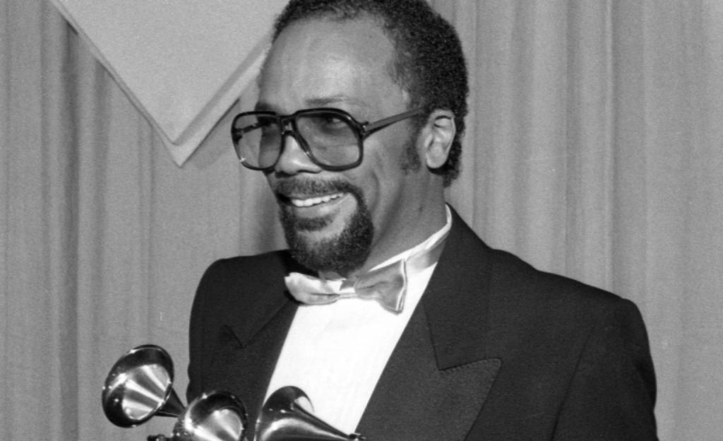 Aos 91 anos, falece Quincy Jones, lendário produtor de Michael Jackson e Frank Sinatra.