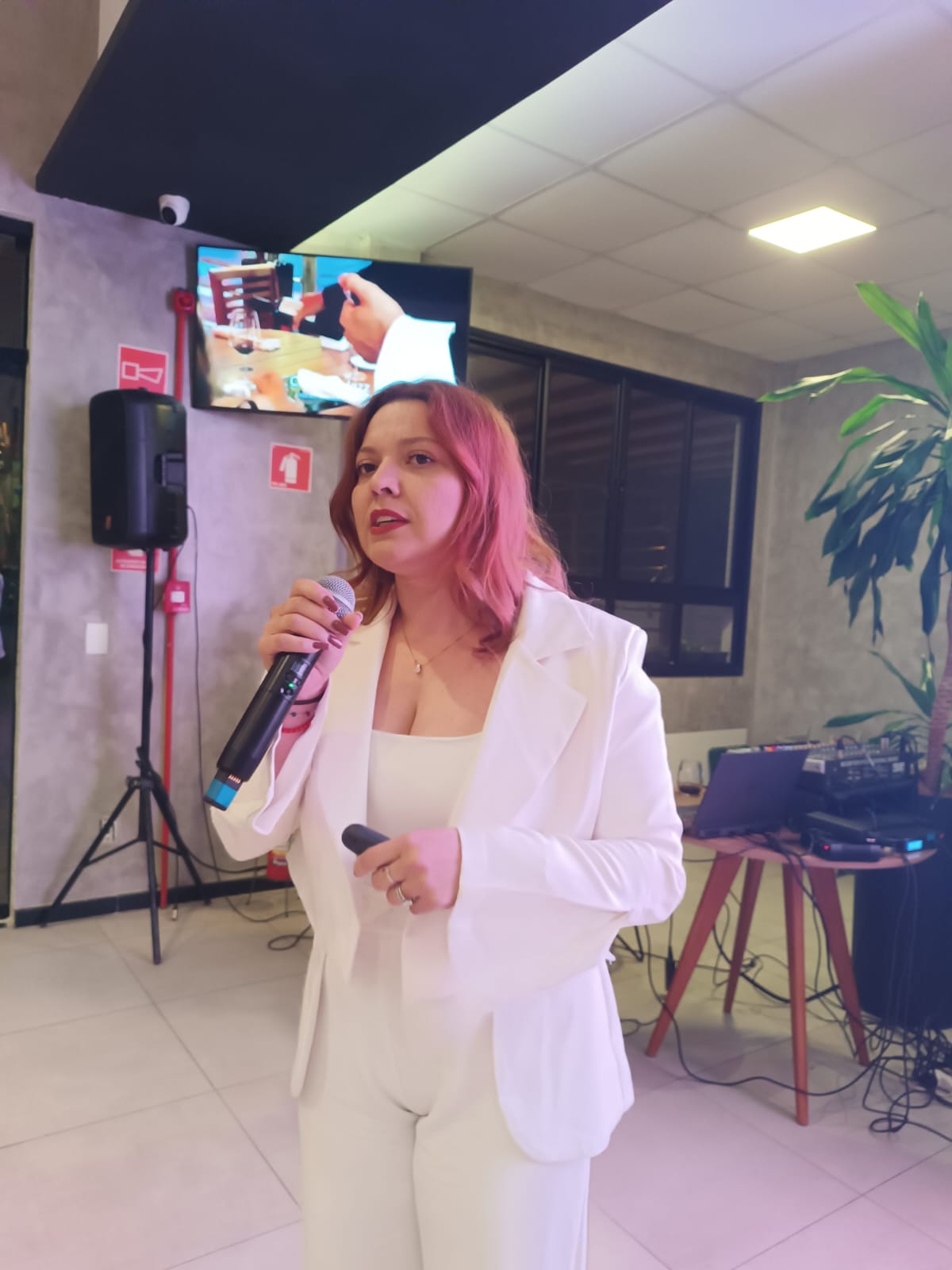 Mulheres de carreira jurídica se reúnem para noite de reflexão e celebração*