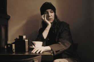 “Estou bem, jornais exageraram”, tranquiliza Patti Smith após mal-estar em SP
