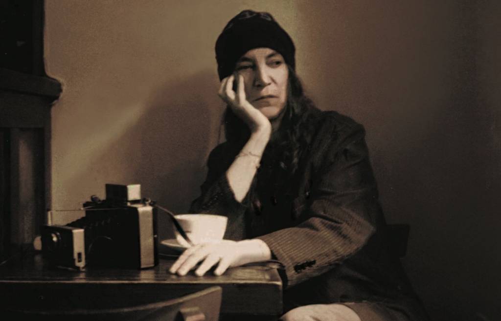 “Estou bem, jornais exageraram”, tranquiliza Patti Smith após mal-estar em SP