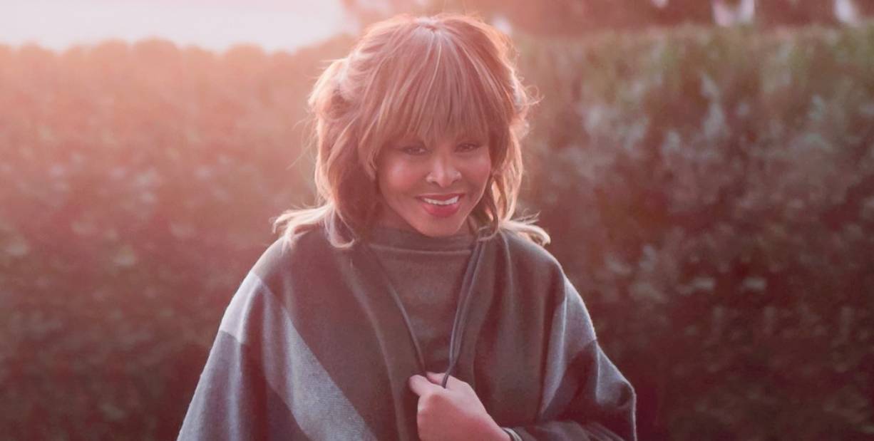 Após 40 anos, uma música inédita do álbum “Private Dancer” de Tina Turner é descoberta e lançada.