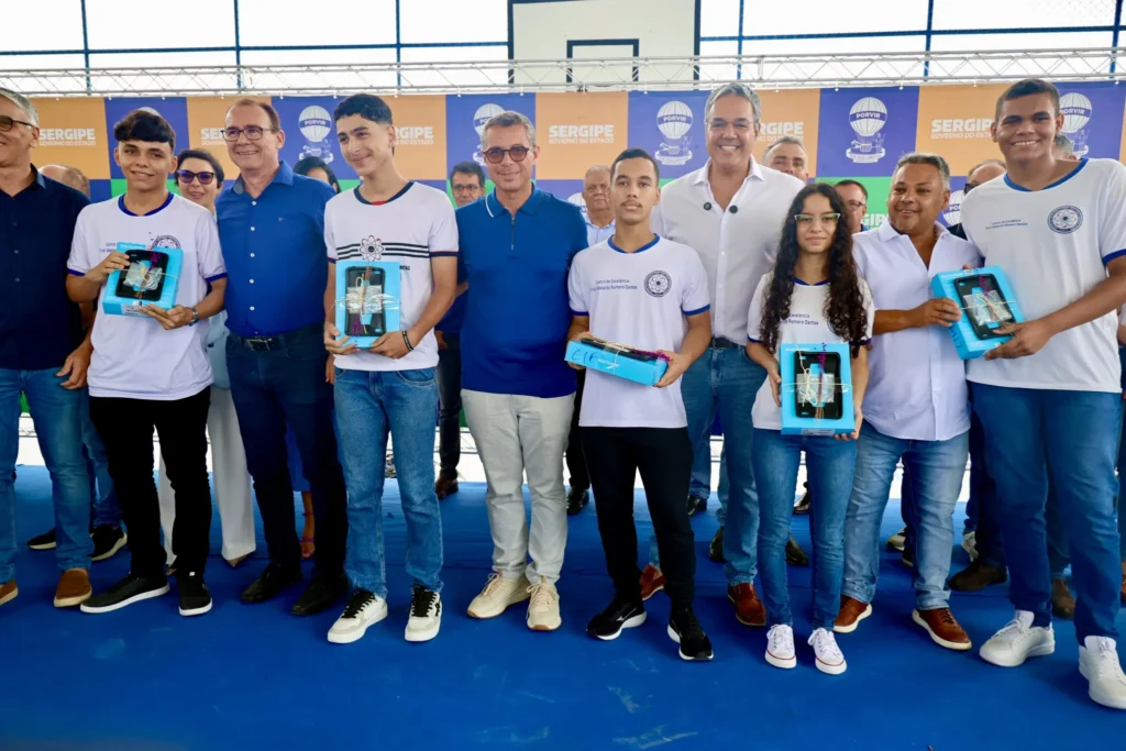 Governador entrega Centro de Excelência em Lagarto e inicia distribuição de tablets para ensino médio