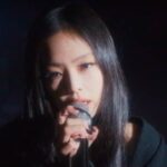 Performance ao vivo do single “Love Hangover”, Jennie entrega.