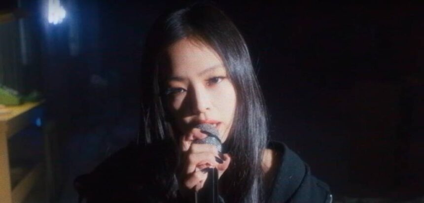 Performance ao vivo do single “Love Hangover”, Jennie entrega.