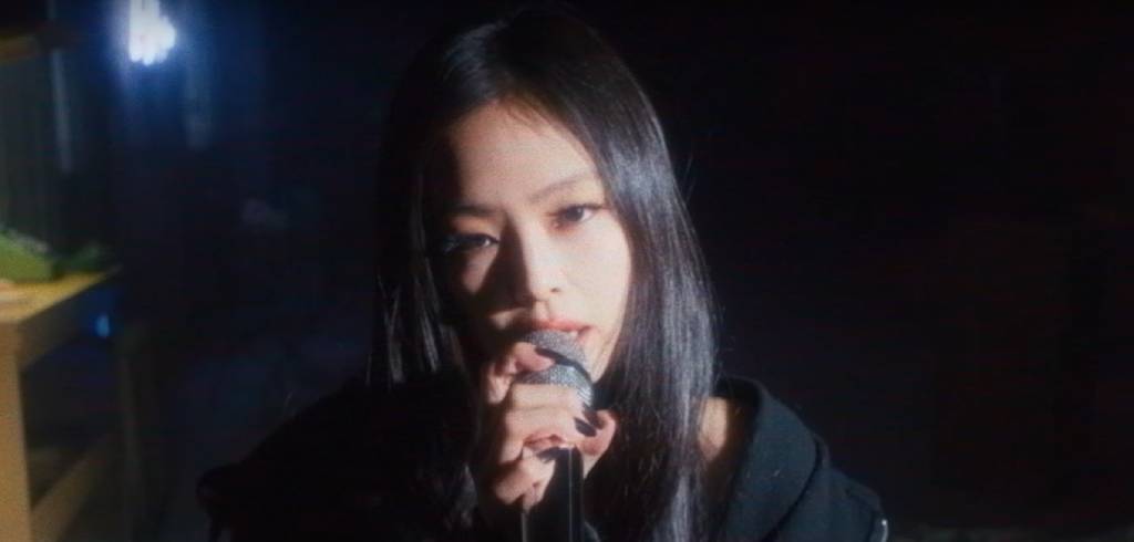 Performance ao vivo do single “Love Hangover”, Jennie entrega.