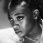 “Flood”, novo single de Little Simz, é lançado junto ao anúncio de seu álbum “Lotus”