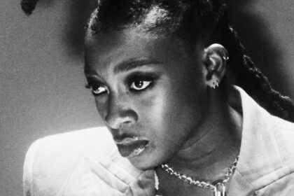 “Flood”, novo single de Little Simz, é lançado junto ao anúncio de seu álbum “Lotus”
