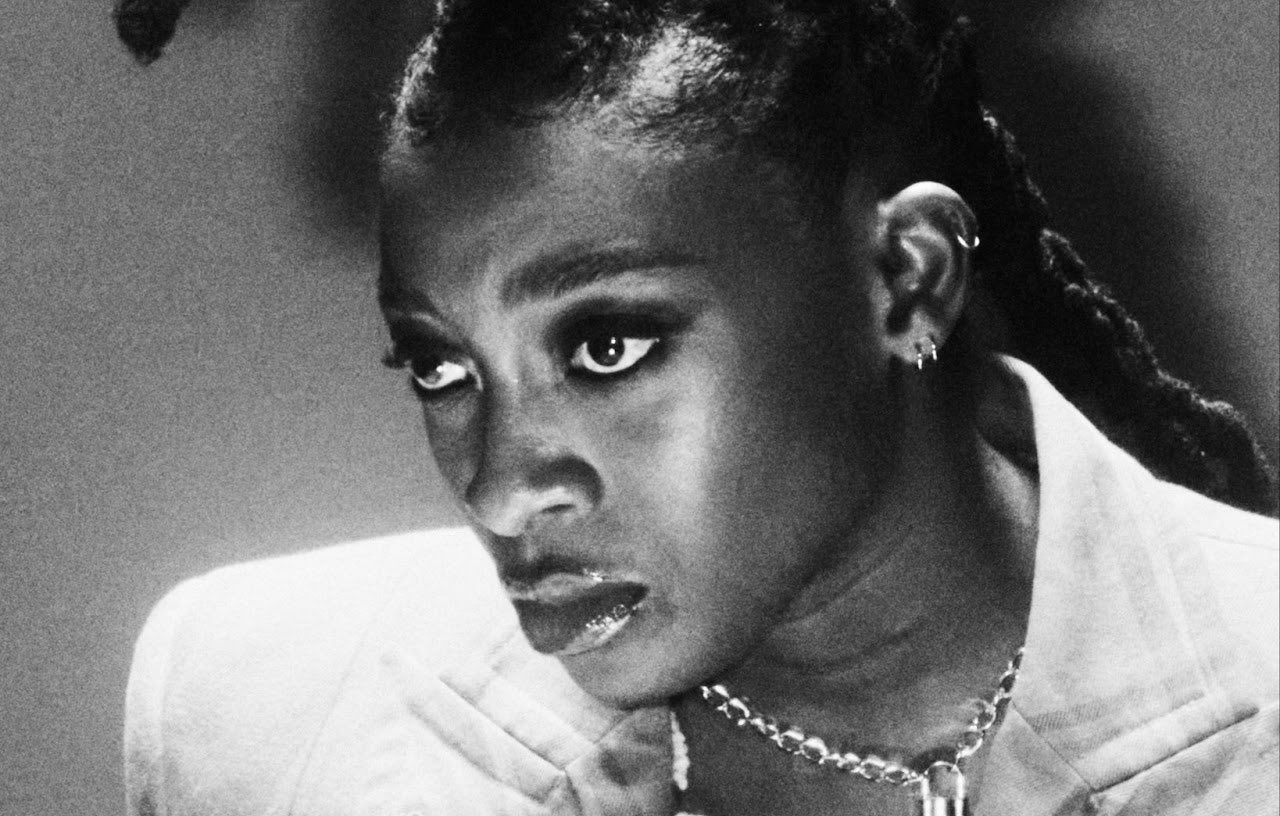 “Flood”, novo single de Little Simz, é lançado junto ao anúncio de seu álbum “Lotus”