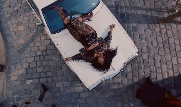 Ainda esta semana, Lizzo lançará seu novo single, “Love In Real Life”