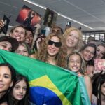 Multidão de fãs recebe Shakira ao desembarcar no Rio para show.