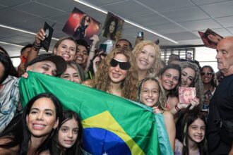 Multidão de fãs recebe Shakira ao desembarcar no Rio para show.