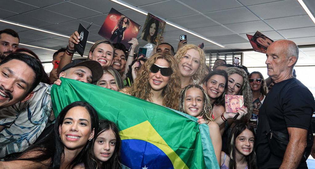 Multidão de fãs recebe Shakira ao desembarcar no Rio para show.