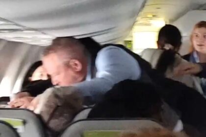 Comissário de bordo agride um homem que estava demonstrando violência