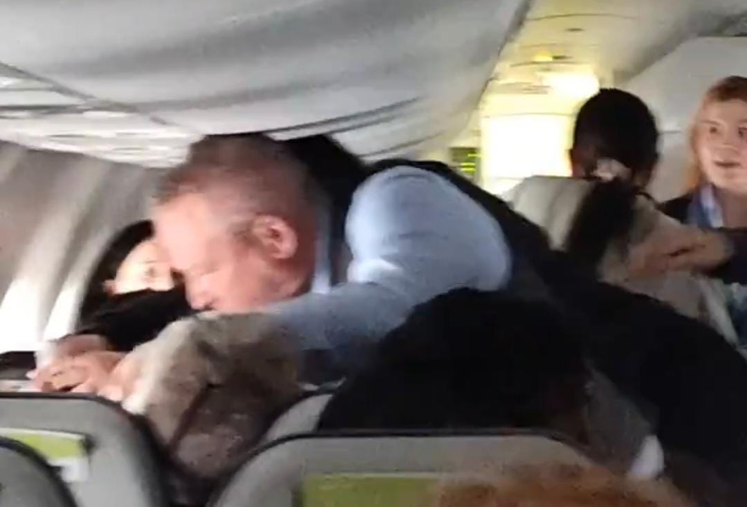 Comissário de bordo agride um homem que estava demonstrando violência Comissário de bordo agride um homem que estava demonstrando violência