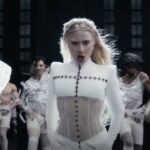 Lady Gaga enterra a piada que o Twitter ama e hita solo com “Abracadabra”