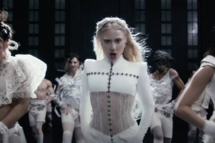 Lady Gaga enterra a piada que o Twitter ama e hita solo com “Abracadabra”