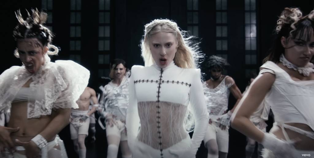 Lady Gaga enterra a piada que o Twitter ama e hita solo com “Abracadabra”