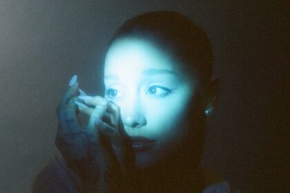 A versão deluxe de Eternal Sunshine, de Ariana Grande, contará com seis faixas inéditas.