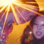Assista ao videoclipe de “Handlebars”, parceria de Dua Lipa e Jennie, onde as artistas reluzem!