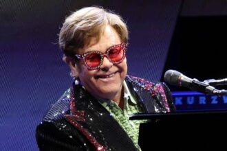 “Me fez chorar”: Elton John anuncia música sobre o fim da vida