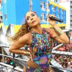 Para um folião pedir a namorada em casamento, Ivete Sangalo para o trio em Salvador.
