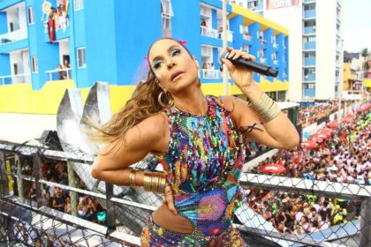 Para um folião pedir a namorada em casamento, Ivete Sangalo para o trio em Salvador.