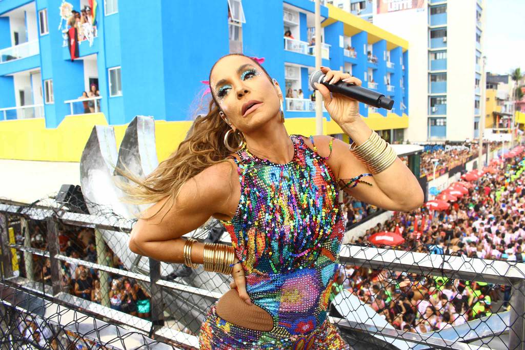 Para um folião pedir a namorada em casamento, Ivete Sangalo para o trio em Salvador.