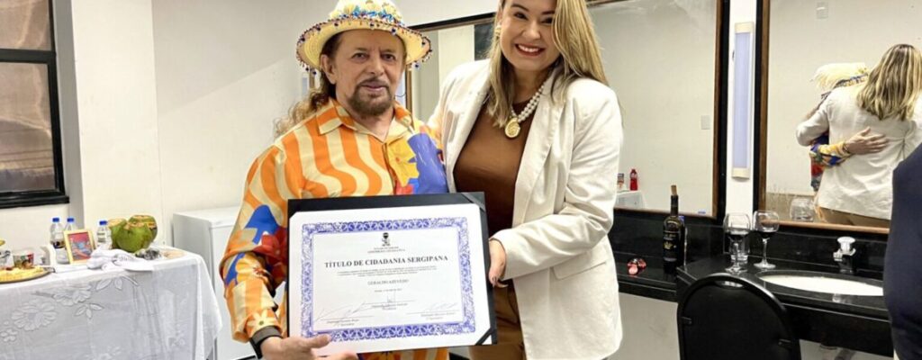 Cantor Geraldo Azevedo recebe titulo de cidadao sergipano das maos da deputada Kitty Lima