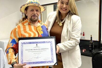 Cantor Geraldo Azevedo recebe título de cidadão sergipano das mãos da deputada Kitty Lima