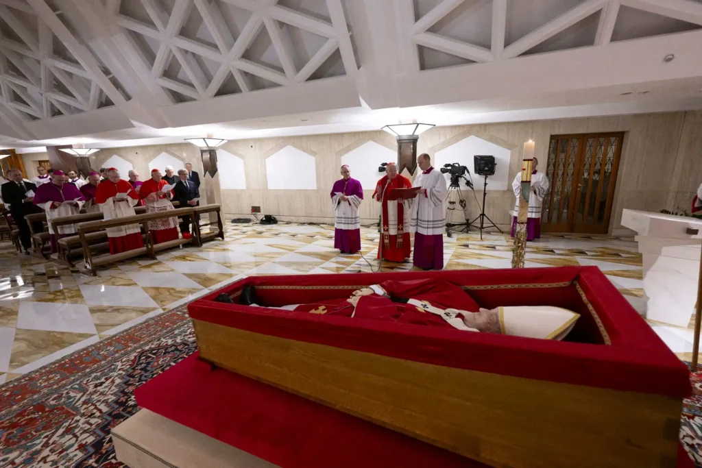 Vaticano divulga as primeiras imagens do Papa Francisco no caixao