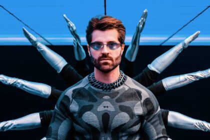 Alok exibe outdoor no deserto antes de se apresentar no Coachella 2025.