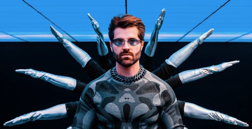 Alok exibe outdoor no deserto antes de se apresentar no Coachella 2025.