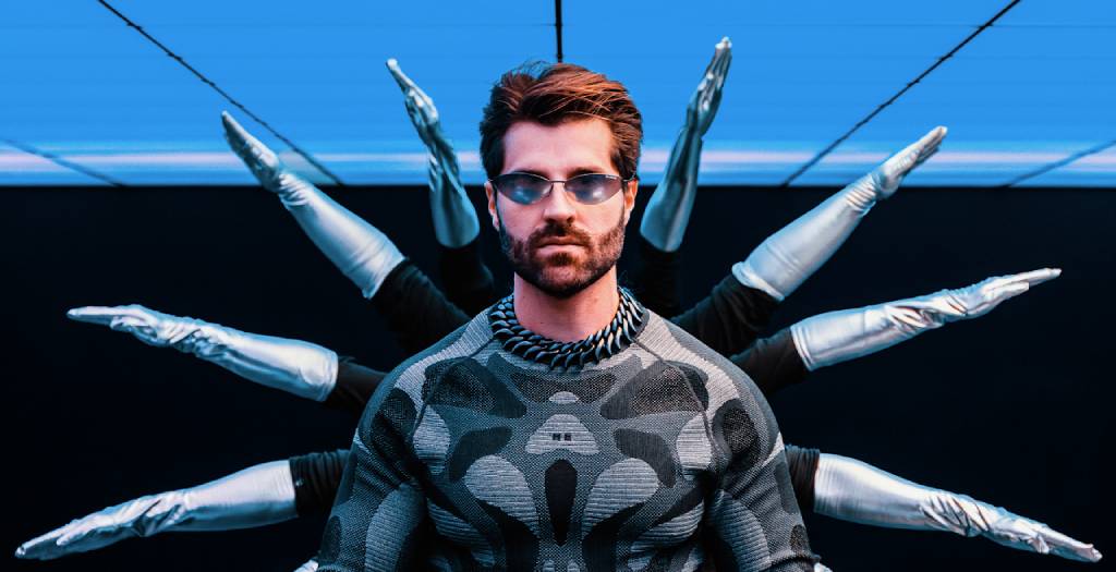 Alok exibe outdoor no deserto antes de se apresentar no Coachella 2025.