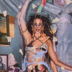 “Coisas Naturais”, terceiro disco de Marina Sena, explora novas sonoridades e marca seu retorno potente.