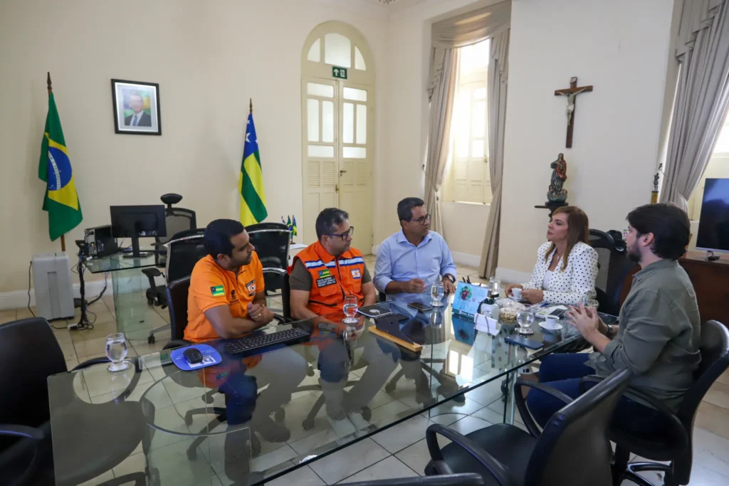 Governadora em exercício recebe equipe da Defesa Civil Estadual para analisar impactos das chuvas em Sergipe