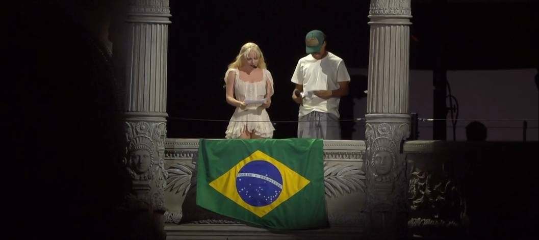 Lady Gaga se emociona em show histórico no Brasil