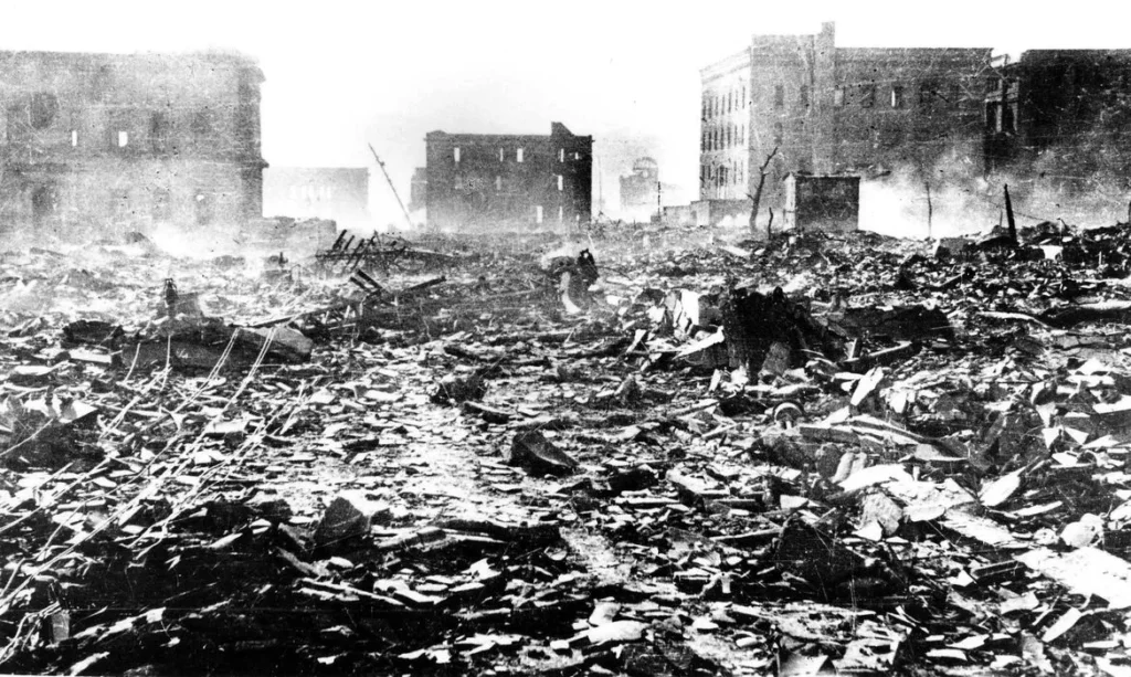 Hiroshima: população homenageia vítimas da bomba com mensagens de paz