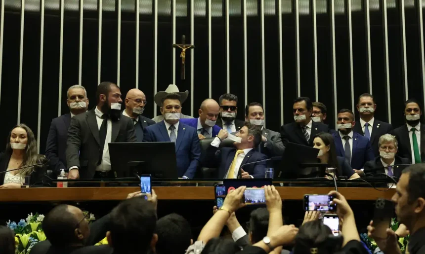 Oposição mantém ocupação no Senado contra prisão de Bolsonaro