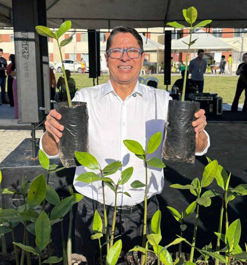 Vice-prefeito Ricardo Marques participa de plantio de mudas de mangue e celebra início da recuperação ambiental em Aracaju