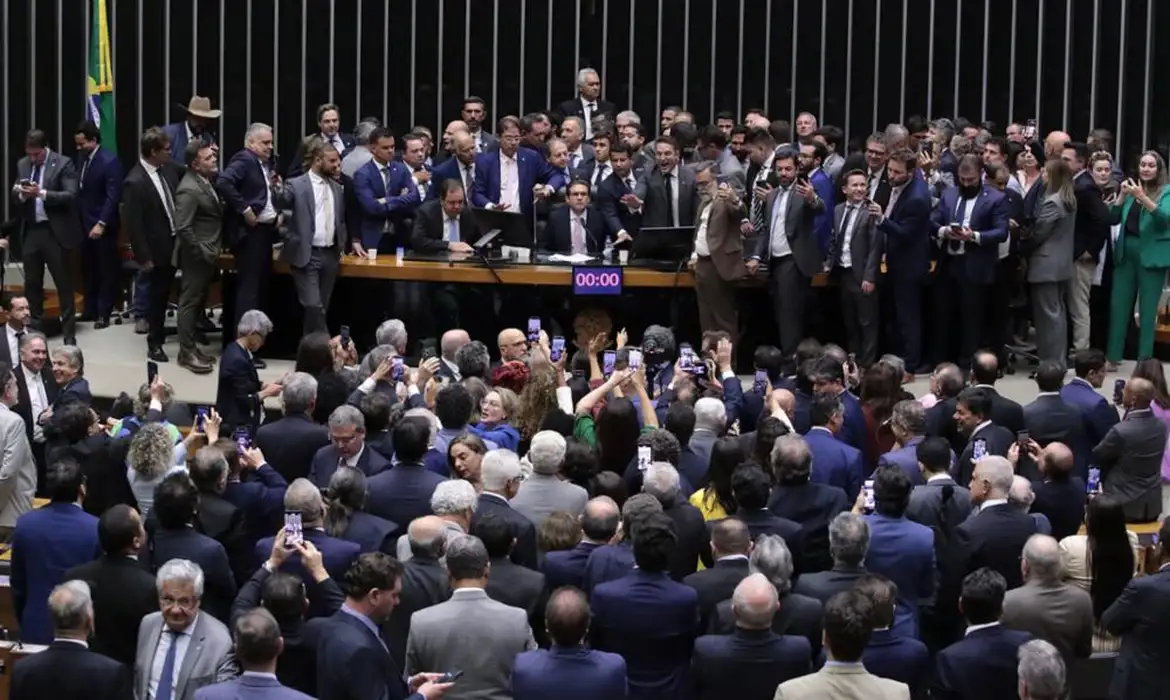 Deputados que bloquearam plenário da Câmara podem ser suspensos por até seis meses - Imagem do artigo original