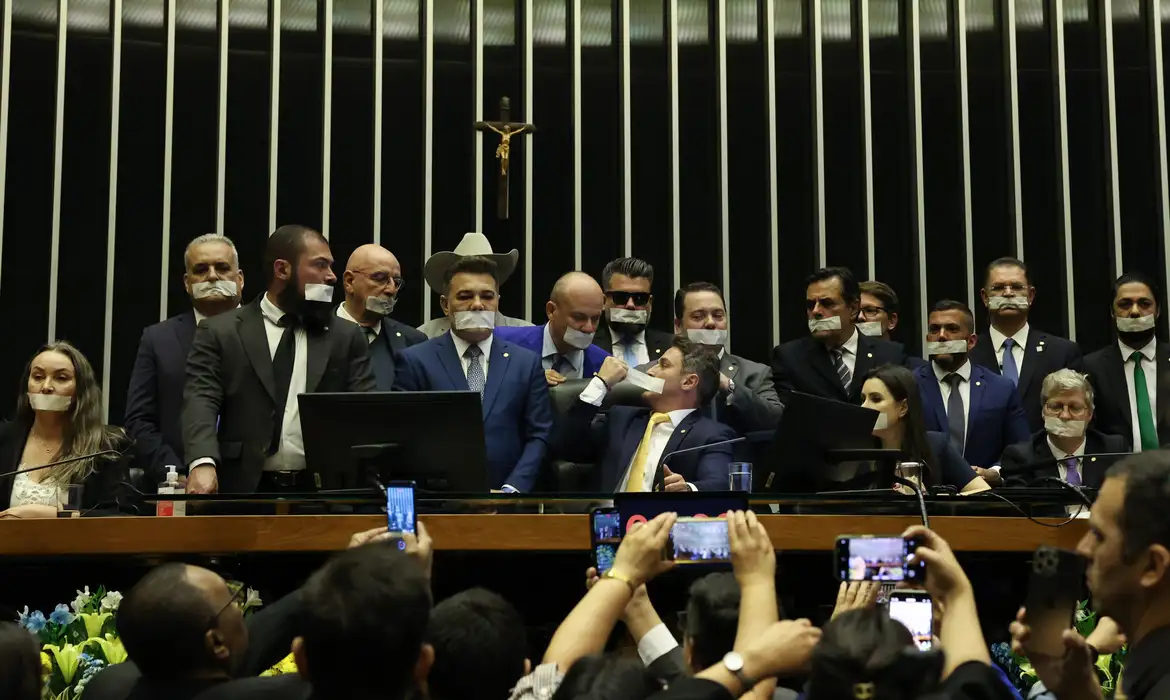 Senadores da oposição mantêm ocupação do plenário contra possível prisão de Bolsonaro - Imagem do artigo original