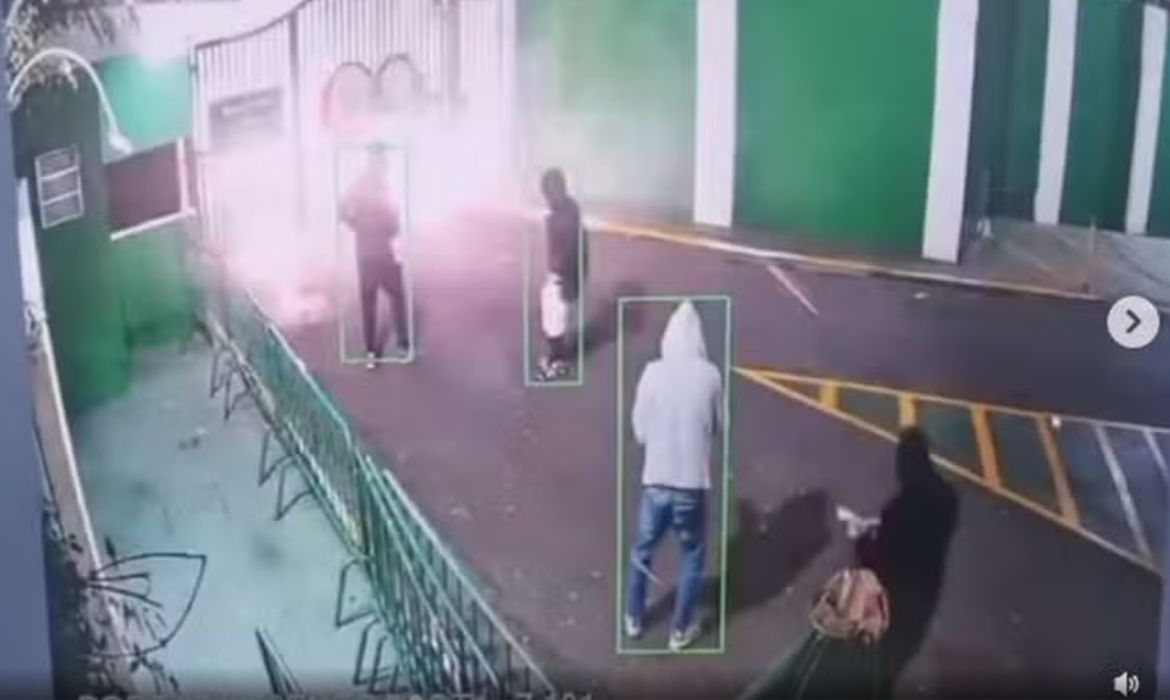 Centro de treinamento do Palmeiras é alvo de bombas e rojões em São Paulo - Imagem do artigo original