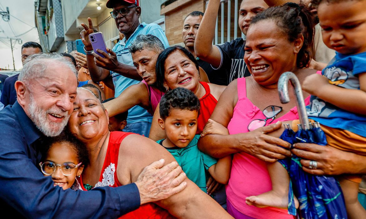 Moradores de Brasília Teimosa recebem títulos de propriedade em Recife - Imagem do artigo original