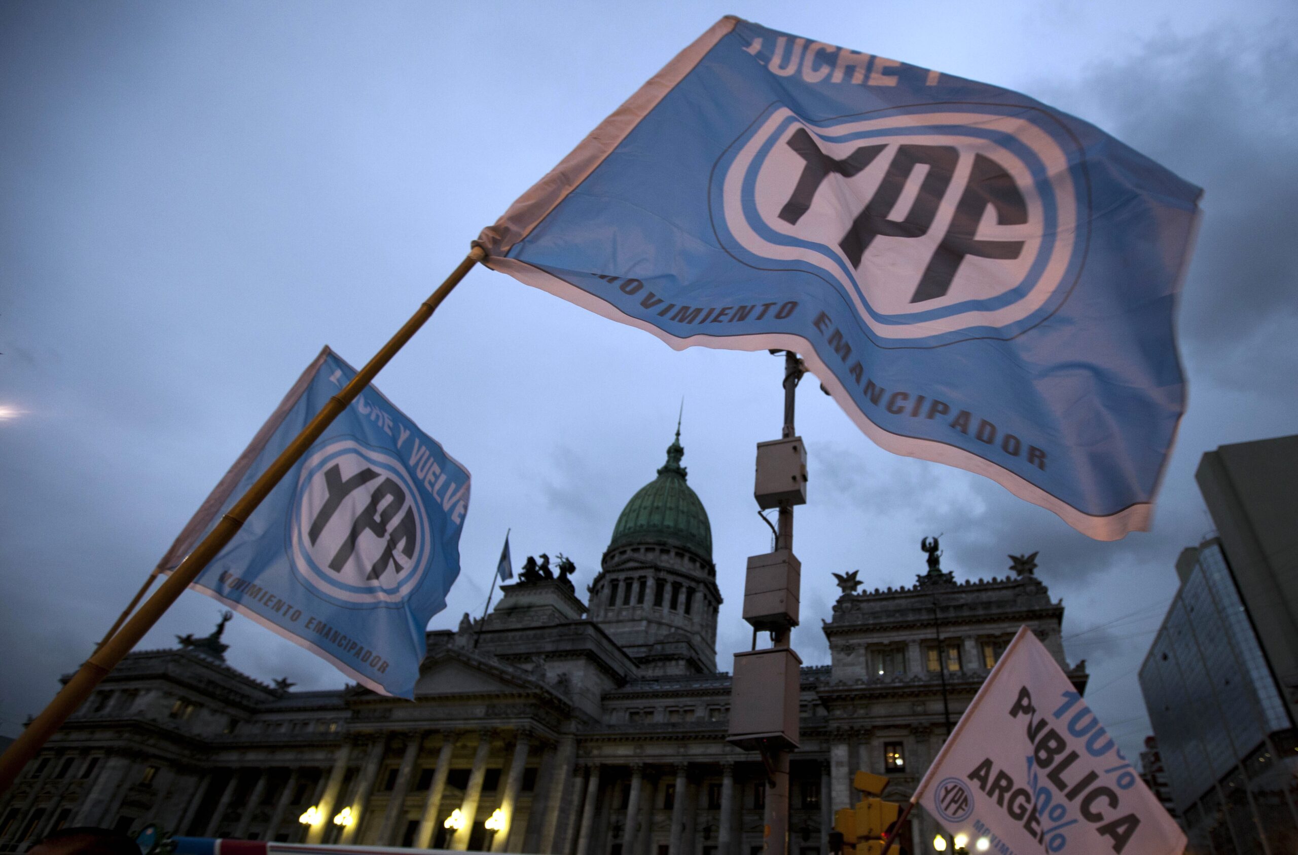 Justiça dos EUA suspende entrega de ações da YPF pela Argentina enquanto recurso é analisado - Imagem do artigo original