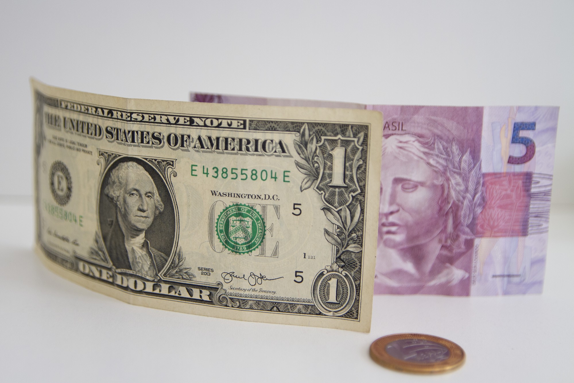 Dólar recua e Ibovespa se aproxima de recorde apesar de tarifa de 50% dos EUA - Imagem do artigo original
